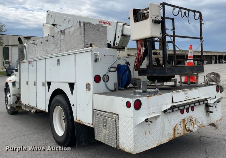 image for item JF9074 2004 International 4400  bucket truck