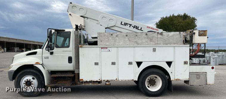 image for item JF9074 2004 International 4400  bucket truck
