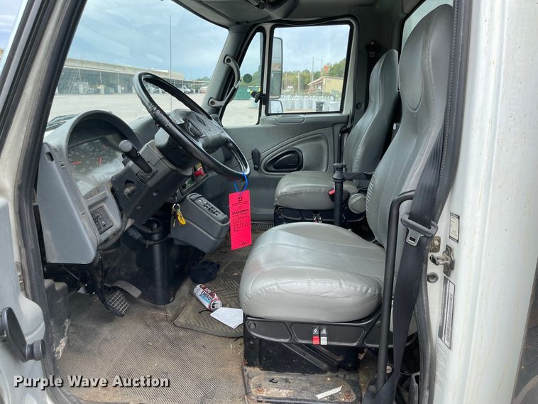 image for item JF9074 2004 International 4400  bucket truck