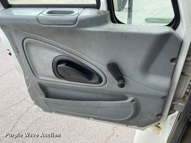 image for item JF9074 2004 International 4400  bucket truck