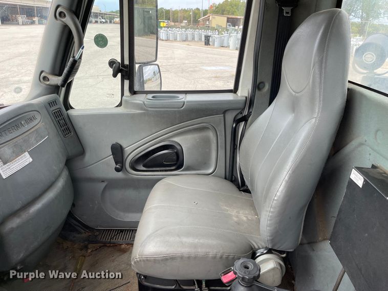 image for item JF9074 2004 International 4400  bucket truck