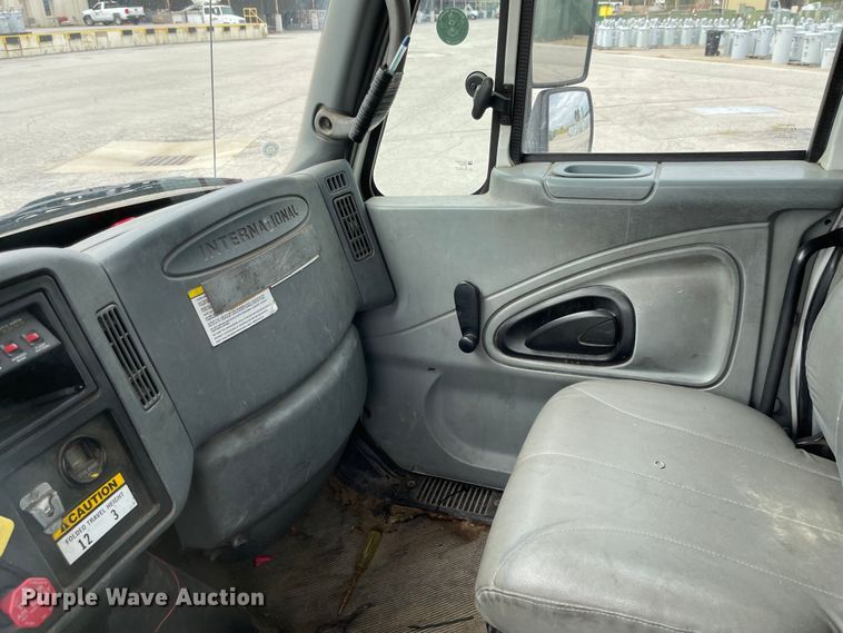 image for item JF9074 2004 International 4400  bucket truck