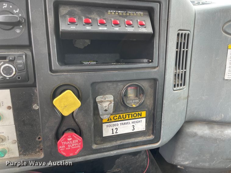 image for item JF9074 2004 International 4400  bucket truck