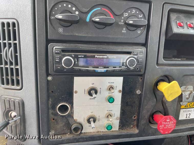 image for item JF9074 2004 International 4400  bucket truck