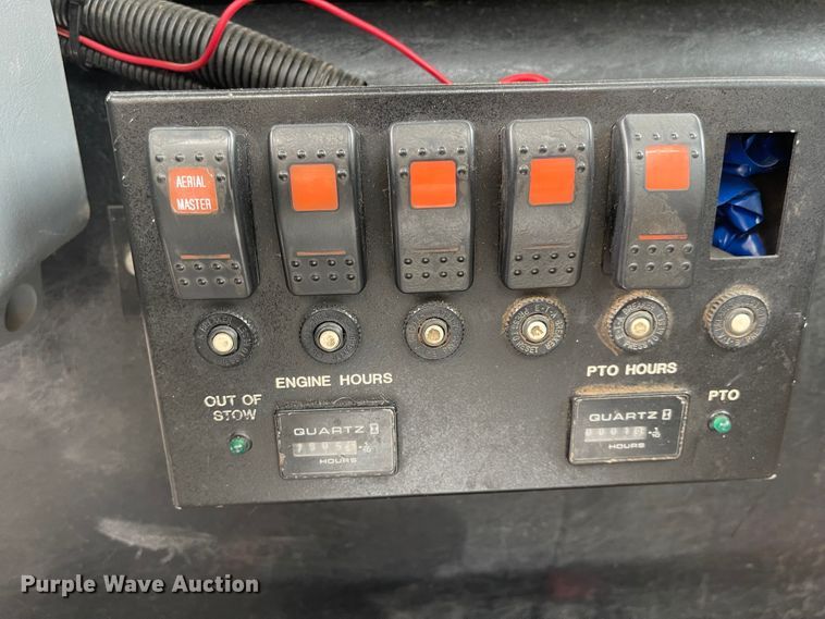 image for item JF9074 2004 International 4400  bucket truck