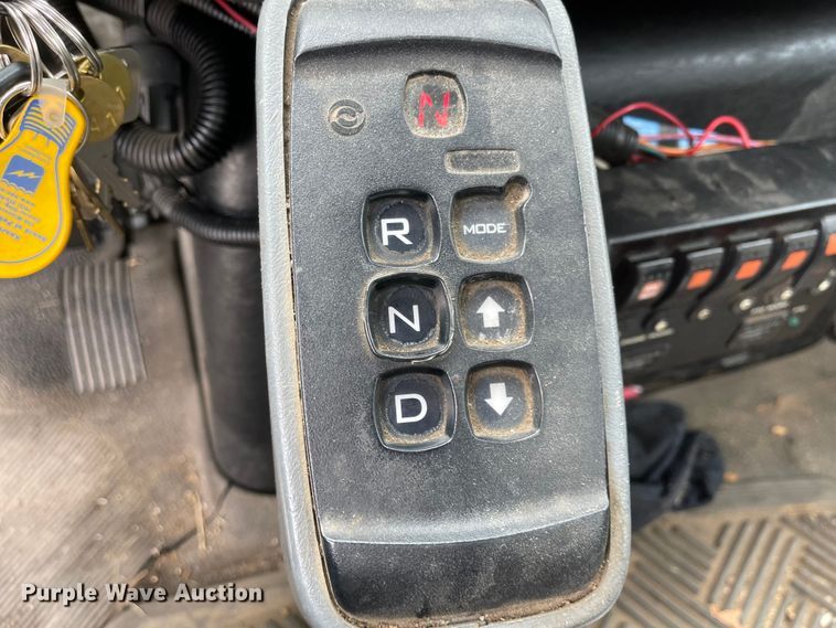 image for item JF9074 2004 International 4400  bucket truck