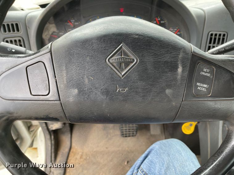 image for item JF9074 2004 International 4400  bucket truck