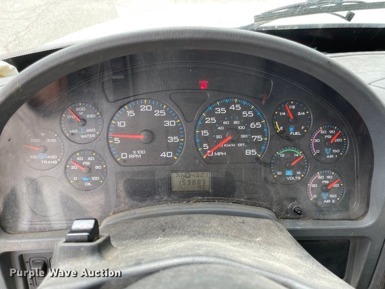 image for item JF9074 2004 International 4400  bucket truck