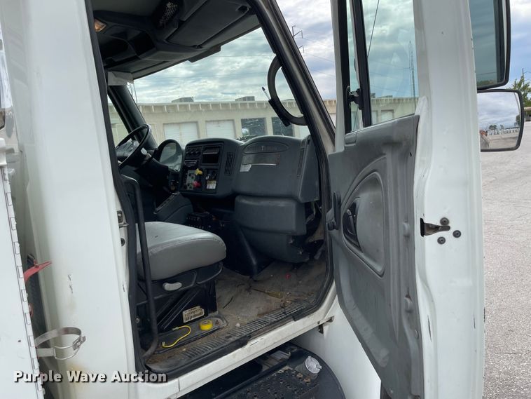 image for item JF9074 2004 International 4400  bucket truck