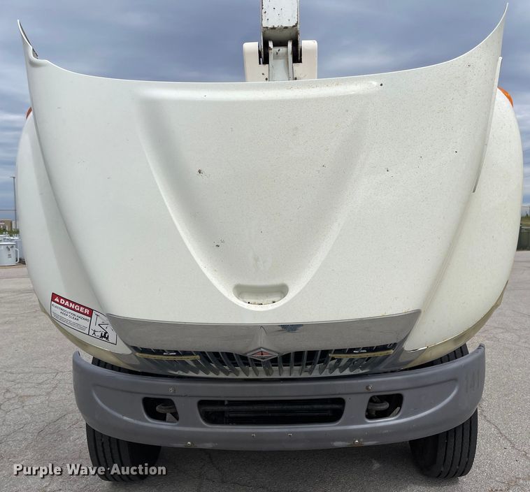 image for item JF9074 2004 International 4400  bucket truck