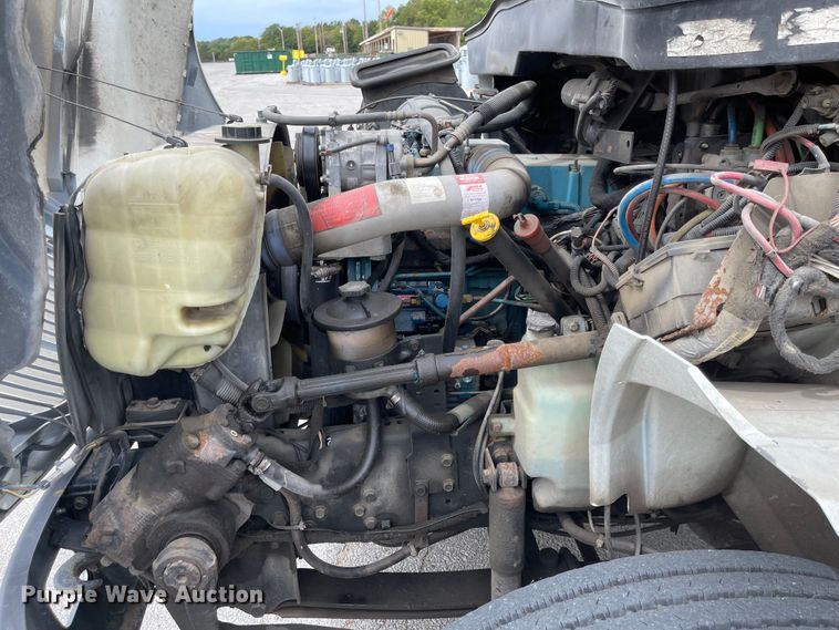 image for item JF9074 2004 International 4400  bucket truck