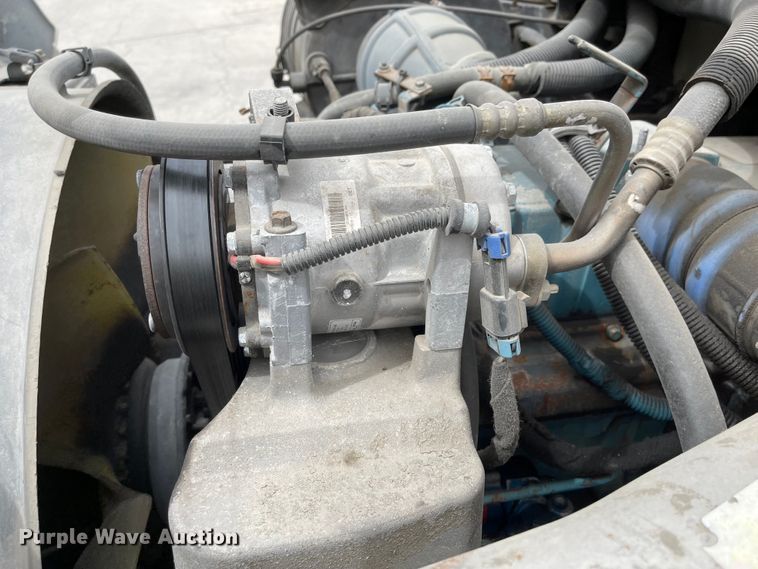 image for item JF9074 2004 International 4400  bucket truck