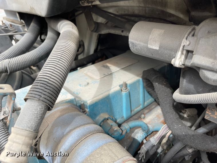 image for item JF9074 2004 International 4400  bucket truck