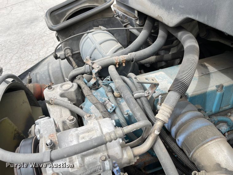 image for item JF9074 2004 International 4400  bucket truck