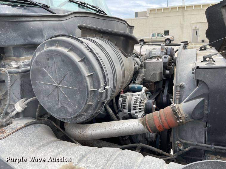 image for item JF9074 2004 International 4400  bucket truck