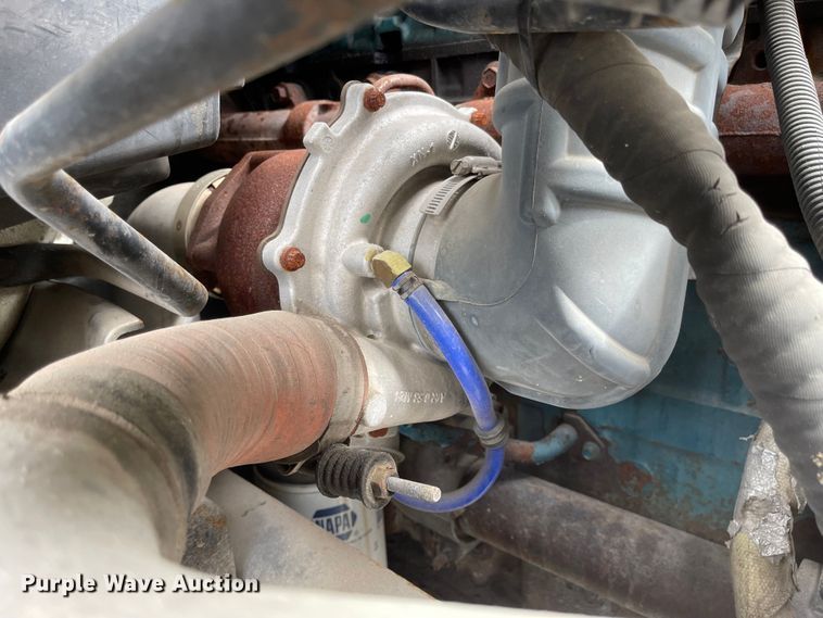 image for item JF9074 2004 International 4400  bucket truck