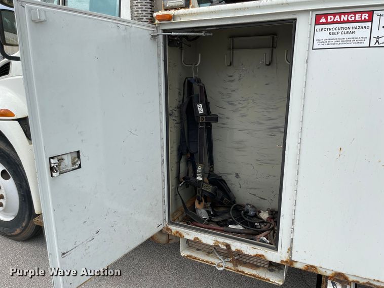 image for item JF9074 2004 International 4400  bucket truck