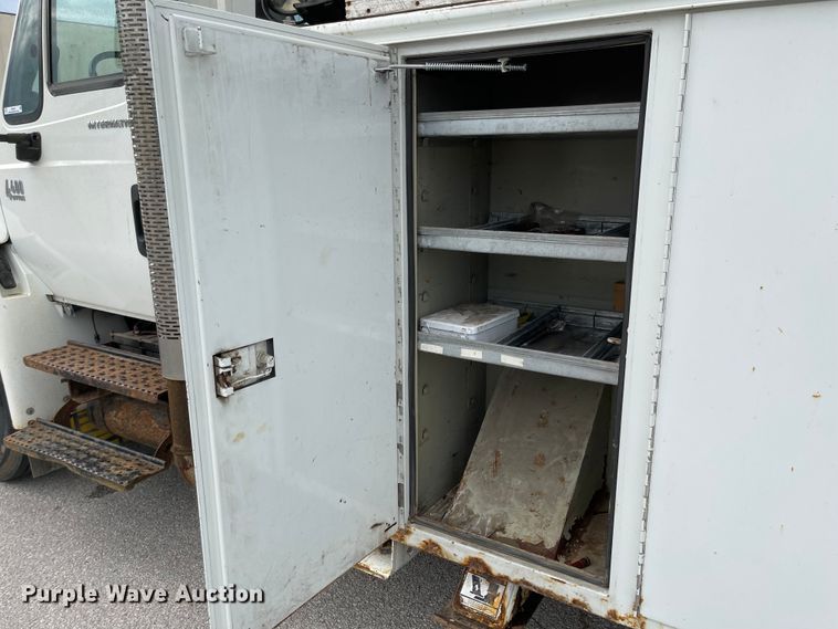 image for item JF9074 2004 International 4400  bucket truck