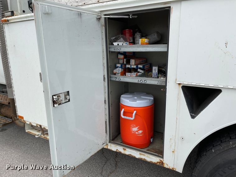 image for item JF9074 2004 International 4400  bucket truck