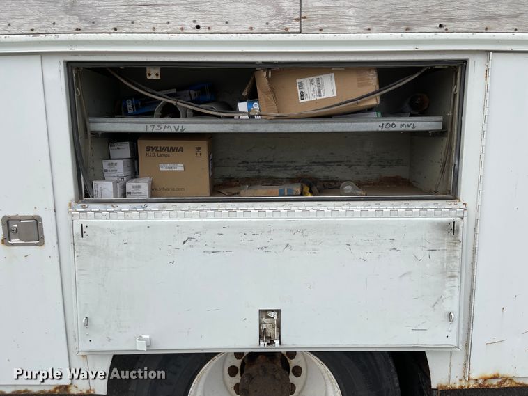 image for item JF9074 2004 International 4400  bucket truck