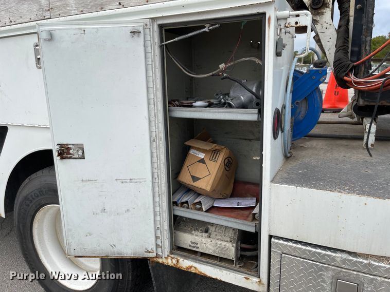 image for item JF9074 2004 International 4400  bucket truck