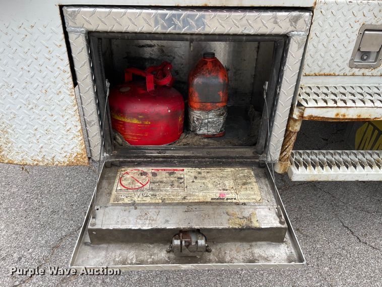 image for item JF9074 2004 International 4400  bucket truck