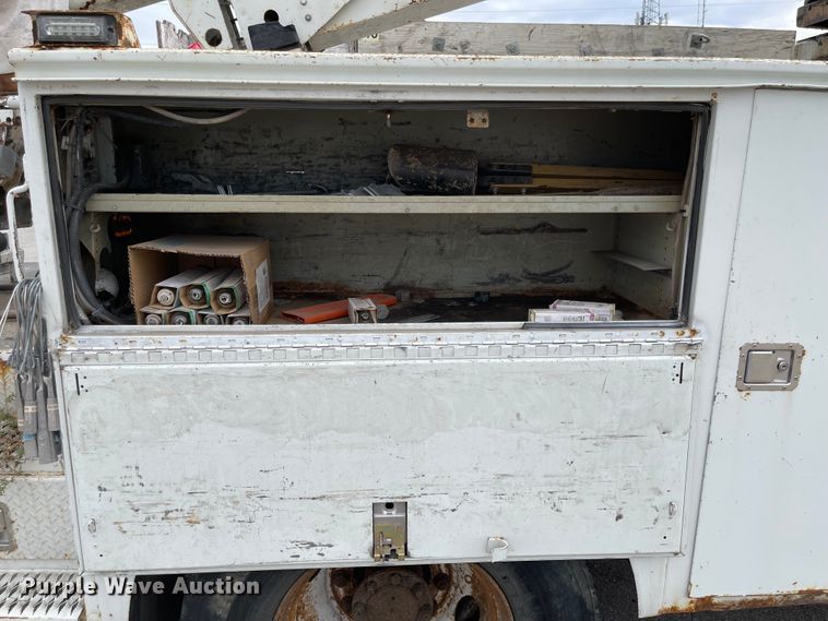 image for item JF9074 2004 International 4400  bucket truck