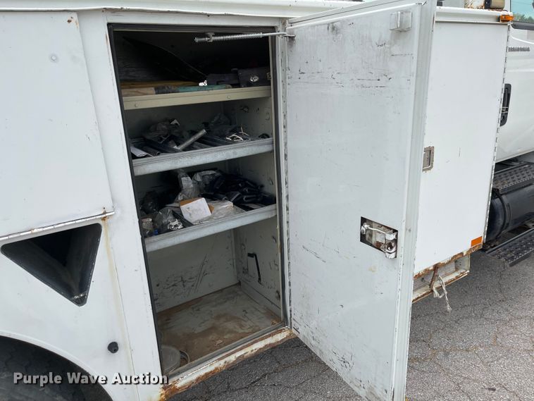 image for item JF9074 2004 International 4400  bucket truck