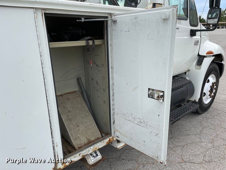 image for item JF9074 2004 International 4400  bucket truck