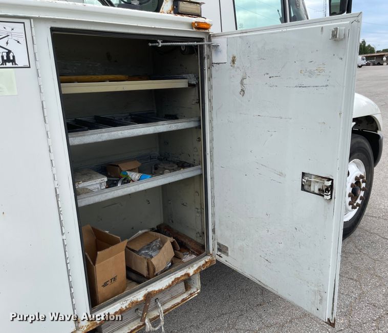 image for item JF9074 2004 International 4400  bucket truck