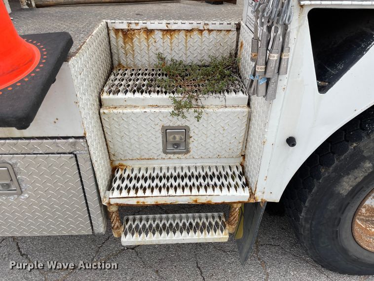 image for item JF9074 2004 International 4400  bucket truck