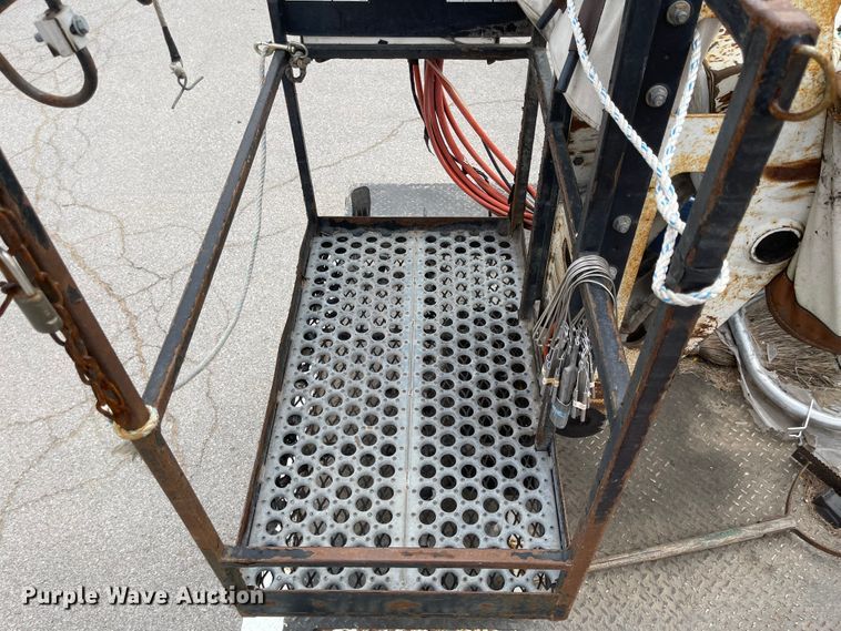 image for item JF9074 2004 International 4400  bucket truck