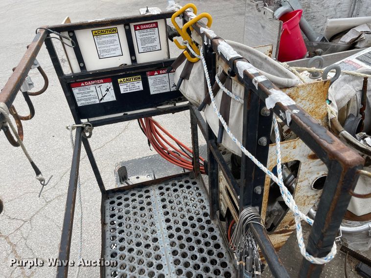 image for item JF9074 2004 International 4400  bucket truck