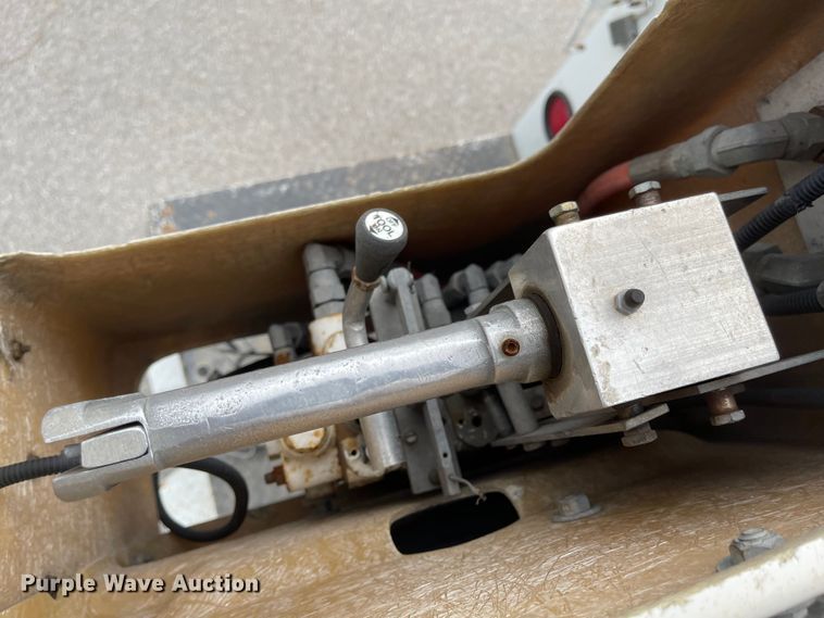 image for item JF9074 2004 International 4400  bucket truck