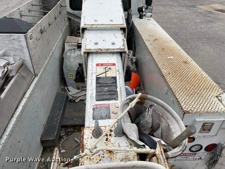 image for item JF9074 2004 International 4400  bucket truck