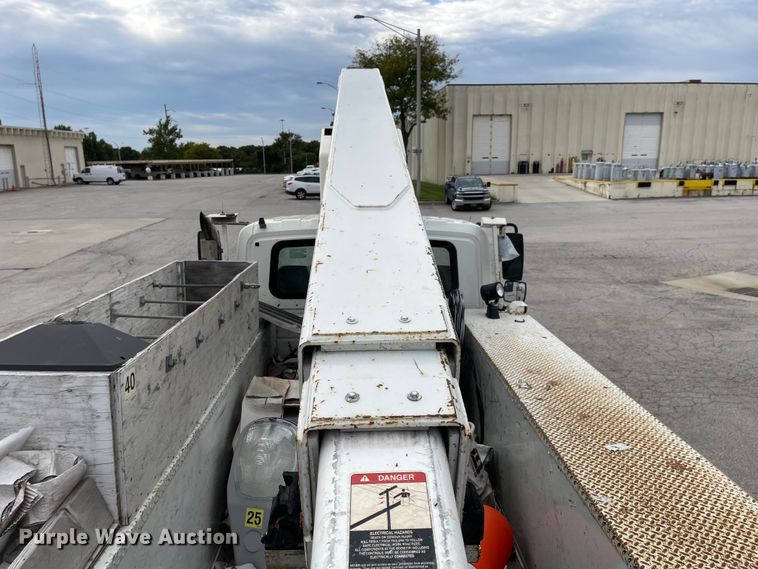 image for item JF9074 2004 International 4400  bucket truck