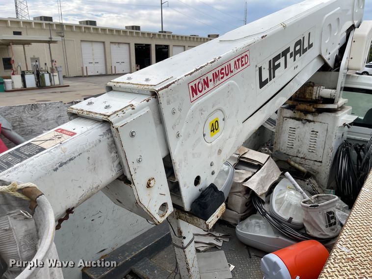 image for item JF9074 2004 International 4400  bucket truck