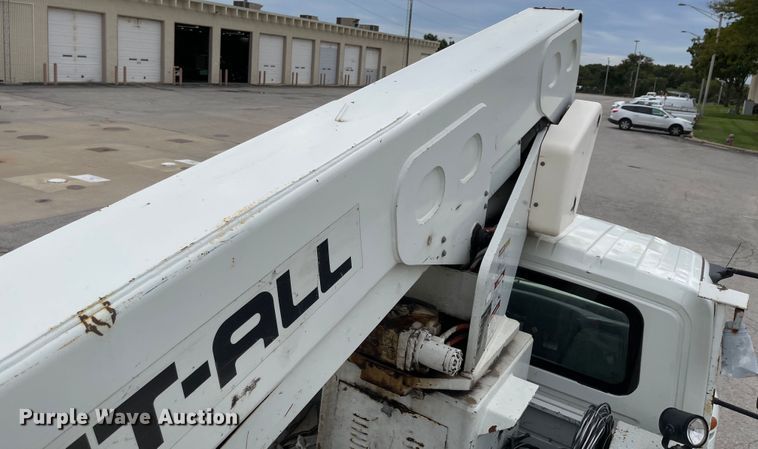 image for item JF9074 2004 International 4400  bucket truck