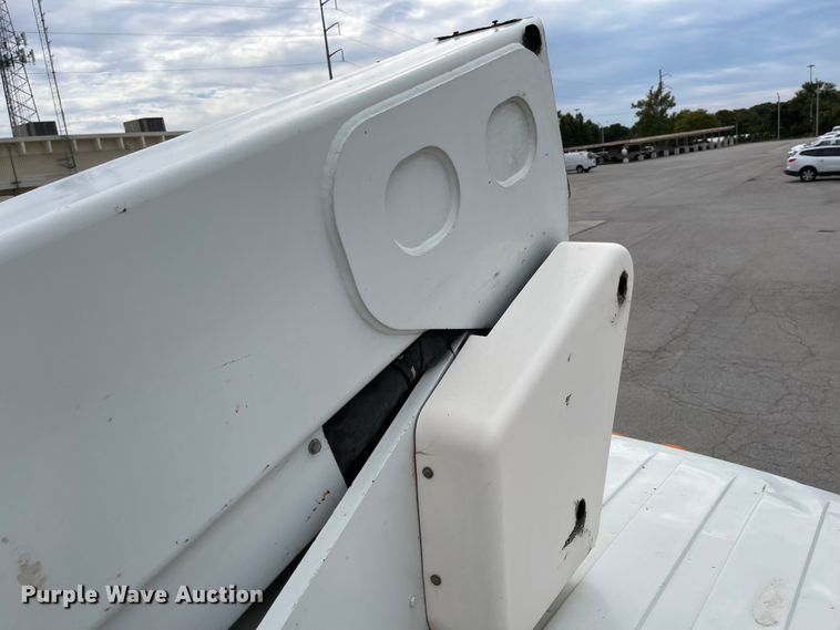 image for item JF9074 2004 International 4400  bucket truck