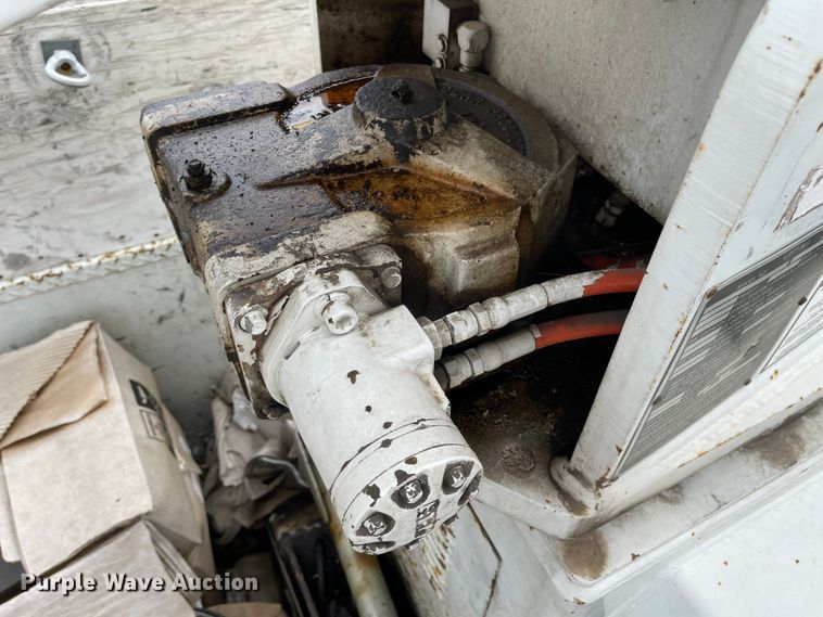 image for item JF9074 2004 International 4400  bucket truck