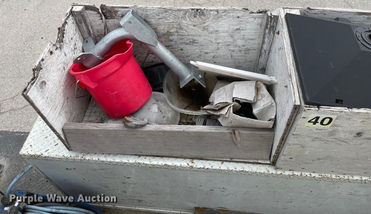 image for item JF9074 2004 International 4400  bucket truck