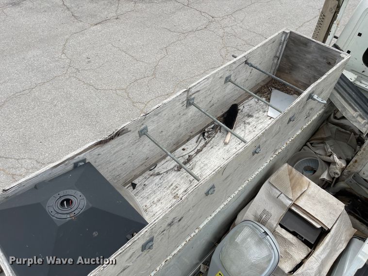 image for item JF9074 2004 International 4400  bucket truck