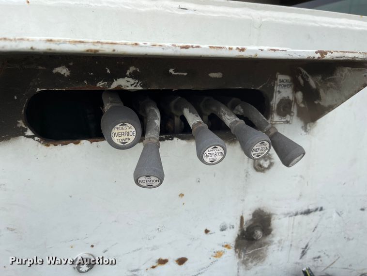 image for item JF9074 2004 International 4400  bucket truck