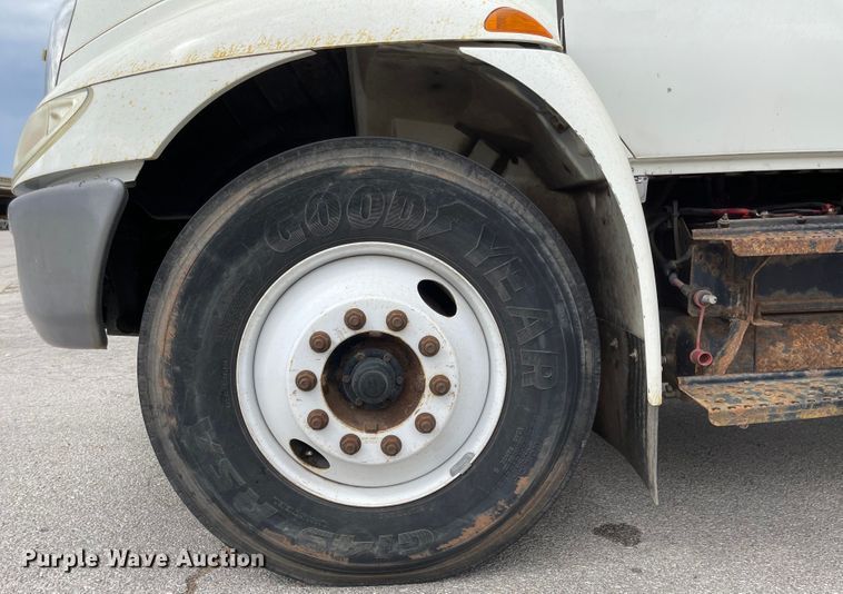 image for item JF9074 2004 International 4400  bucket truck