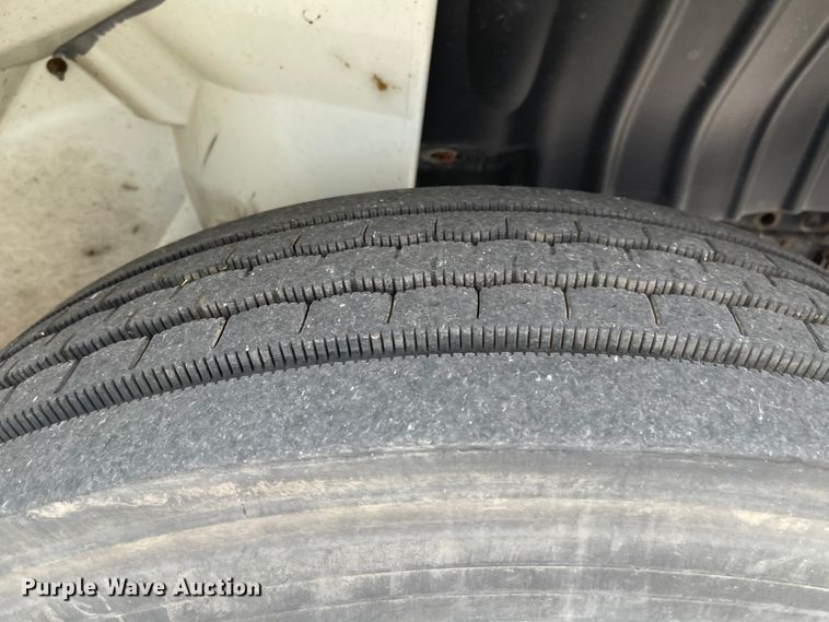 image for item JF9074 2004 International 4400  bucket truck