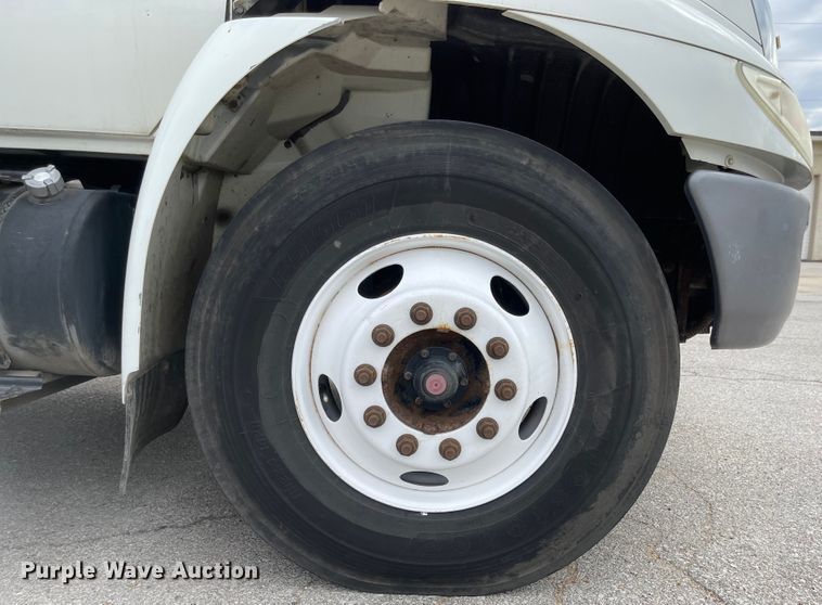 image for item JF9074 2004 International 4400  bucket truck