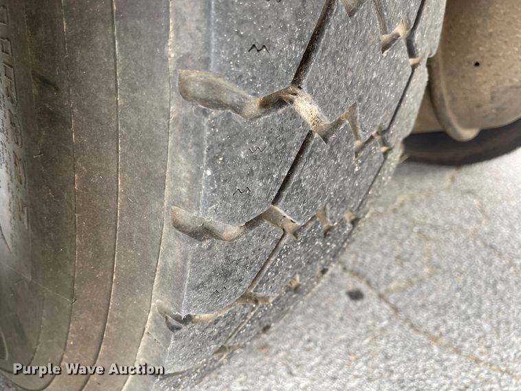 image for item JF9074 2004 International 4400  bucket truck