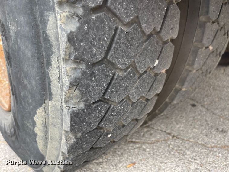 image for item JF9074 2004 International 4400  bucket truck