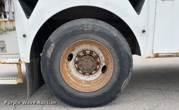 image for item JF9074 2004 International 4400  bucket truck