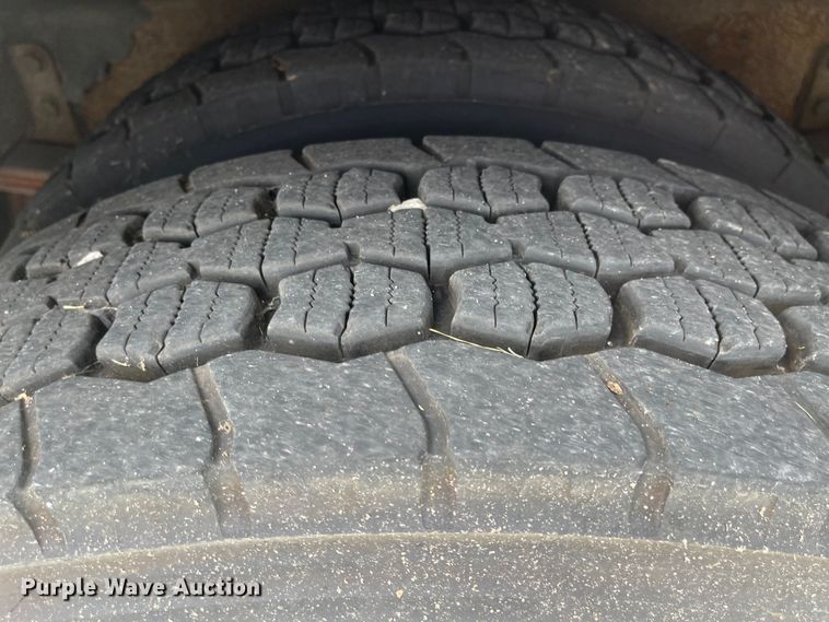 image for item JF9074 2004 International 4400  bucket truck